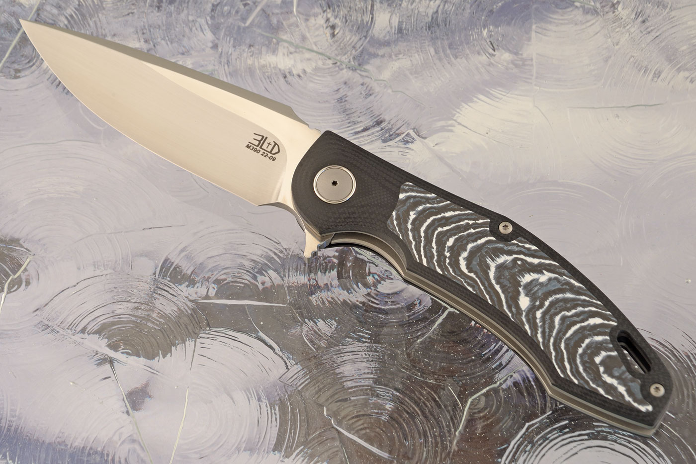 H4 Flipper with Black G10 and Crosscut White Storm FatCarbon Inlays - M390